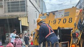 因應二二八連假，彰化各鄉鎮市調整垃圾收運時間，彰化市、大村鄉、竹塘鄉及溪州鄉28日當天暫停沿線收運垃圾，大村鄉、埔心鄉及伸港鄉等10鄉鎮市也暫停定點垃圾收運。（圖／翻攝自彰化縣環保局）