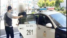 主嫌梁姓男子（前排中）等人被警方依殺人罪嫌送辦。（圖／翻攝畫面）