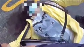 陳姓女子跟人在銀行起口角，北市員警獲報趕抵理解狀況，她拒絕盤查，橫躺在馬路上遭警管束，孰料帶至派出所時，她肘擊員警又吐口水，被依妨害公務等罪送辦。翻攝畫面