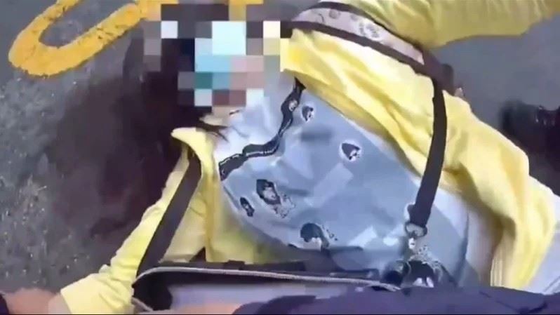 銀行抽號碼牌糾紛　警到場遭女吐口水