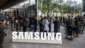 台灣三星S25旗艦系列 預購民眾優先取貨台灣三星11日開放早鳥預購S25旗艦系列新機的民眾優先取貨，現場湧出排隊人潮。（三星提供）中央社記者江明晏傳真  114年2月11日