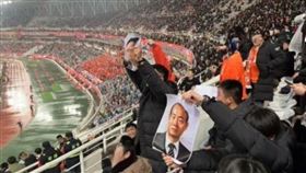 中國球迷舉全斗煥的照片嘲諷南韓，引爆韓網怒火。（圖翻攝自X平台）