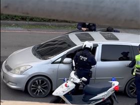 轉彎沒打方向燈！車上全逃逸外勞加速落跑（圖/Threads)