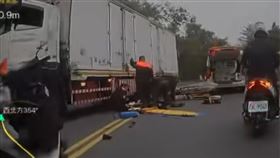 男騎士疑似超速過彎逆向自摔撞上大貨車，人躺後輪下。（圖／翻攝自八卦村 - 行車紀錄器影片上傳中心臉書）