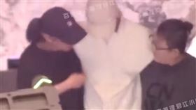 戴白帽的陳曉喝醉低頭，被兩位工作人員攙扶行走（圖／翻攝推理君江小宴的微博）