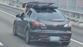 「手伸車頂抓床墊」狂飆國道　國道警要罰
