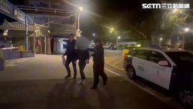 北市黃男尾隨翻牆進入社區，還持刀猛刺鄒男臀部1下。（圖／翻攝畫面）