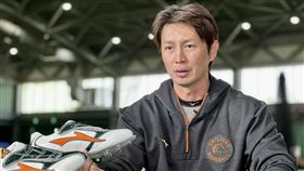 高志綱節目中帶來一雙從未穿過的釘鞋，原先是為了2019年新球季所準備。(圖／TVBS提供)