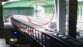 中捷，電纜爆炸，文華高中站，列車沒停駛繼續開，民進黨團痛批(圖／翻攝畫面)