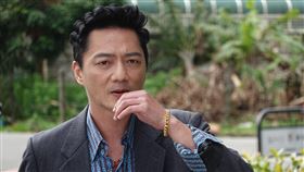 藍葦華「泡麵頭+木屐」重現經典。（圖／民視提供）