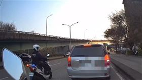 失聯移工，同款休旅車，國道翻覆釀2死，違規載3人，越南籍，逃逸，高鐵(圖／翻攝畫面)