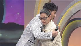 丁曉雯對陳隨意送上擁抱（圖／中視提供）