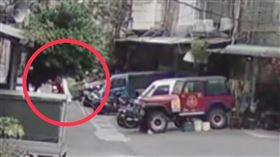 蘆洲女騎車經過時，被一旁的床墊給莫名壓垮。（圖／警方提供）