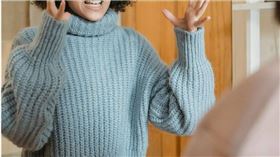 一名女網友分享，公婆要求搬進老舊且又小又擠的公寓同住、薪水上繳、煮飯給他們一大家子吃、包攬家務。（示意圖／翻攝自pexels）