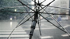日前新北市環保局也說明，損壞的雨衣、雨傘該如何正確處理。（示意圖／翻攝Pexels）