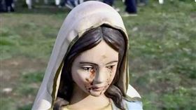 義大利聖母像「流血淚」事件，引起當地社會關注。（翻攝OBOZ.UA）