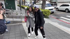 ▲陳怡君抵達士院時，雙手合十「真的拜託大家一定要相信我的清白」。（圖／翻攝畫面）