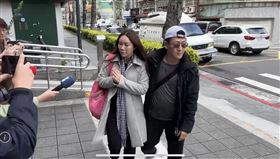 ▲陳怡君抵達士院時，雙手合十「真的拜託大家一定要相信我的清白」。（圖／翻攝畫面）