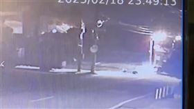 台中市大雅區發生死亡車禍，外送員遭撞飛送醫不治。（圖／翻攝畫面）