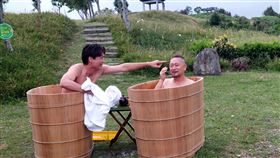 邰智源（右）與黃鐙輝泡澡享受金針花浴。（圖／公視台語台提供）