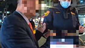 穿著筆挺西裝的林男，開著被註銷的車牌趴趴走，遭警方盯上。（圖／警方提供）