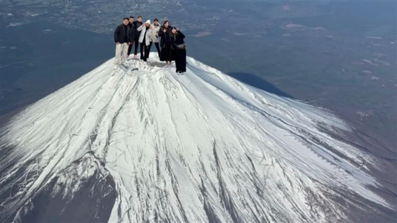 7中國人登頂富士山「用P的」　日本人狂酸：每個都是巨人