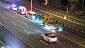 救護車國1爆胎險翻覆，中風患者急轉院。（圖／翻攝自高速公路1968）