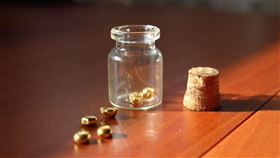 小小一顆黃金豆，適合定期定額投資，拿在手上的感覺，十分踏實。（圖／銀樓小哥Terry）