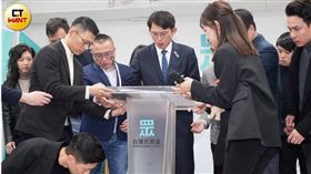 民眾黨主席黃國昌（中）19日正式走馬上任，他從時代力量黨主席發跡，轉身投靠民眾黨，並成為立法院內唯一有過兩個政黨主席資歷的立委。（圖／黃威彬攝）