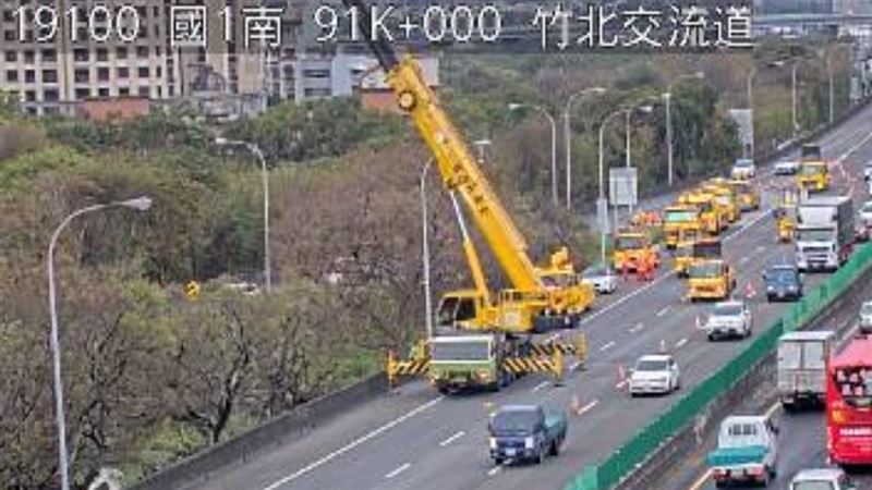 新／國道聯結車「衝破護欄」翻車…堵2km