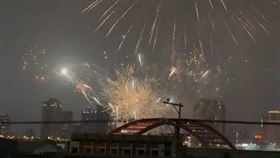 台中夜空，連環煙火巨響，網罵：嫌最近爆炸不夠多，新光三越氣爆，筏子溪，放高空煙火(圖／翻攝自threads)