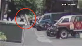 倒楣! 大風吹倒床墊 母女騎車路過遭壓慘摔