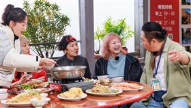 卜學亮（右）巴超甜猛灌迷湯讓金智娟（右2）、謝麗君(中)笑呵呵。（圖／好看娛樂提供）