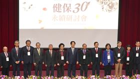 賴總統出席健保30週年永續研討會開幕式總統賴清德（中）21日上午在台灣大學公共衛生學院出席「健保30週年永續研討會」開幕式，與衛福部長邱泰源（左3）及歷任衛生相關機關官員合影。中央社記者徐肇昌攝  114年2月21日