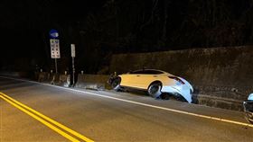 女駕駛疲勞駕駛，恍神，遊谷關，台八線直衝山壁，車身一半卡水溝(圖／翻攝畫面)
