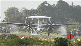 E-2K預警機佳冬戰備跑道順利降落國軍漢光37號演習佳冬戰備跑道戰機起降15日清晨登場，圖為E-2K預警機順利降落。中央社記者王騰毅攝  110年9月15日