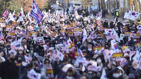 尹錫悅支持者集會要求立刻釋放尹錫悅 圖 美聯社