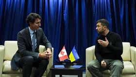 杜魯道（左）與澤倫斯基（右）通話後強調，終結俄烏戰爭的談判都必須有烏克蘭在場。（圖／美聯社／達志影像）