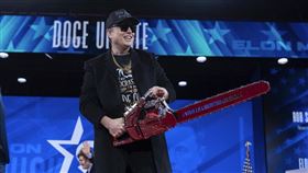 馬斯克揮舞道具