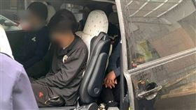 ▲警方帶回11名泰籍非法移工。（翻攝畫面）