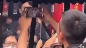 紫南宮，香爐過火，男子拿「手機」狂刷手遊，（圖／翻攝自記者爆料網）