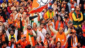 印度人民黨支持者。圖為2025年2月8日德里議會選舉結果出爐，印度總理莫迪（Narendra Modi）所屬印度人民黨搶下過半的48席，支持者歡呼畫面。（圖／翻攝自莫迪FB粉專）