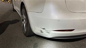 宋男駕駛特斯拉停紅燈時，左後保險桿被陳男獨輪車撞上。（圖/翻攝畫面）