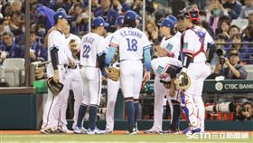 ▲WBC資格賽對西班牙，台灣隊長陳傑憲賽前集合隊友喊話。（圖／記者劉彥池攝影）