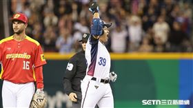 ▲WBC資格賽對西班牙，台灣隊一壘手吳念庭敲出二壘安打。（圖／記者劉彥池攝影）