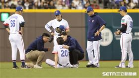 ▲WBC資格賽對西班牙，台灣隊左外野手林佳緯撲接被球打到臉。（圖／記者劉彥池攝影）