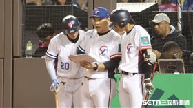 ▲WBC資格賽對西班牙，台灣隊打擊教練彭政閔給打者看情蒐報告。（圖／記者劉彥池攝影）