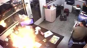 網友使用「磁吸行動電源」上班時突然發生爆炸，頓時半邊臉都被燒傷。（圖／翻攝畫面）