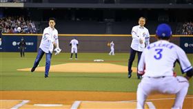 ▲長榮航空總經理孫嘉明（右）與台北市長蔣萬安（左）共同投出好球，為世界棒球經典賽資格賽揭開序幕！（圖／長榮航空提供）