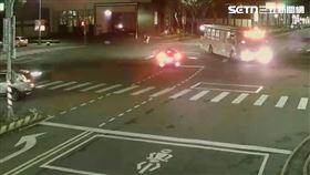 新北王男騎乘紅牌重機闖紅燈追撞左轉轎車。（圖／翻攝畫面）